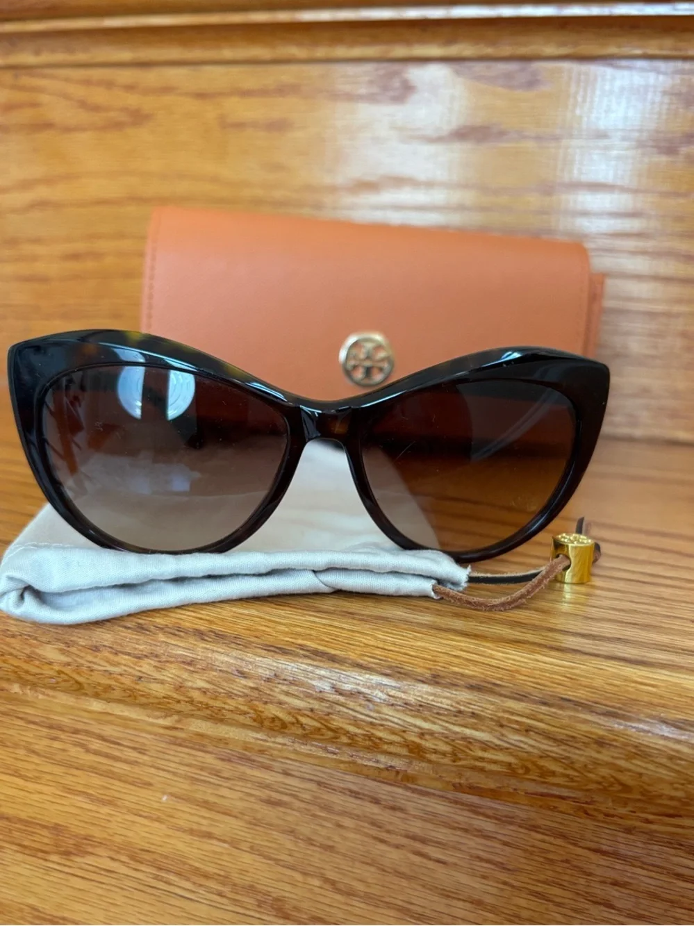 Tory Burch Black Cat-Eye Sunglasses with Brown Gradient Lenses